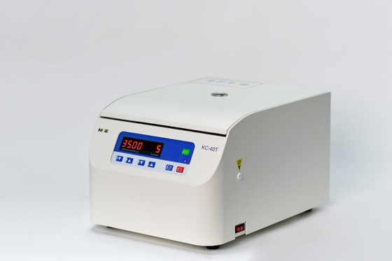 Ruhige und effiziente Labtech-Tischoberfläche Niedriggeschwindigkeits-Zentrifuge Höchstgeschwindigkeit 4000 Umdrehungen pro Minute und Geräuschpegel ≤ 55 dB ((A))