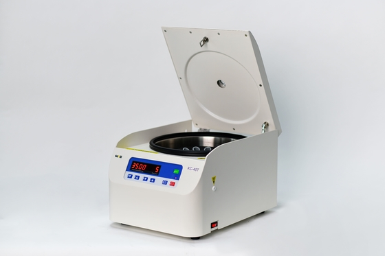 Ruhige und effiziente Labtech-Tischoberfläche Niedriggeschwindigkeits-Zentrifuge Höchstgeschwindigkeit 4000 Umdrehungen pro Minute und Geräuschpegel ≤ 55 dB ((A))
