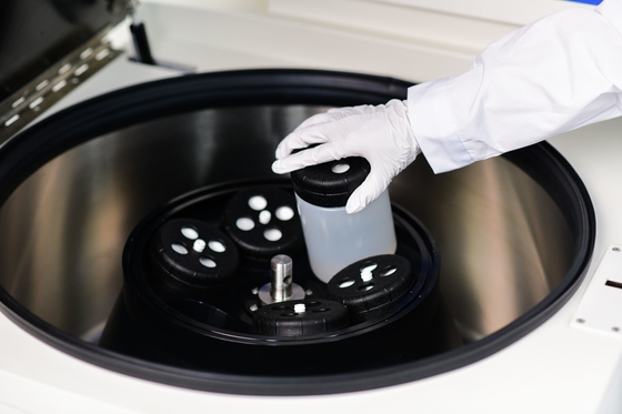 Vertikale 4L-Zentrifuge mit Kühlsystem, die eine präzise Temperaturkontrolle von - 20 °C bis + 40 °C für die empfindliche Probenscheidung bietet