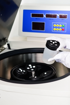 Vertikale 4L-Zentrifuge mit Kühlsystem, die eine präzise Temperaturkontrolle von - 20 °C bis + 40 °C für die empfindliche Probenscheidung bietet